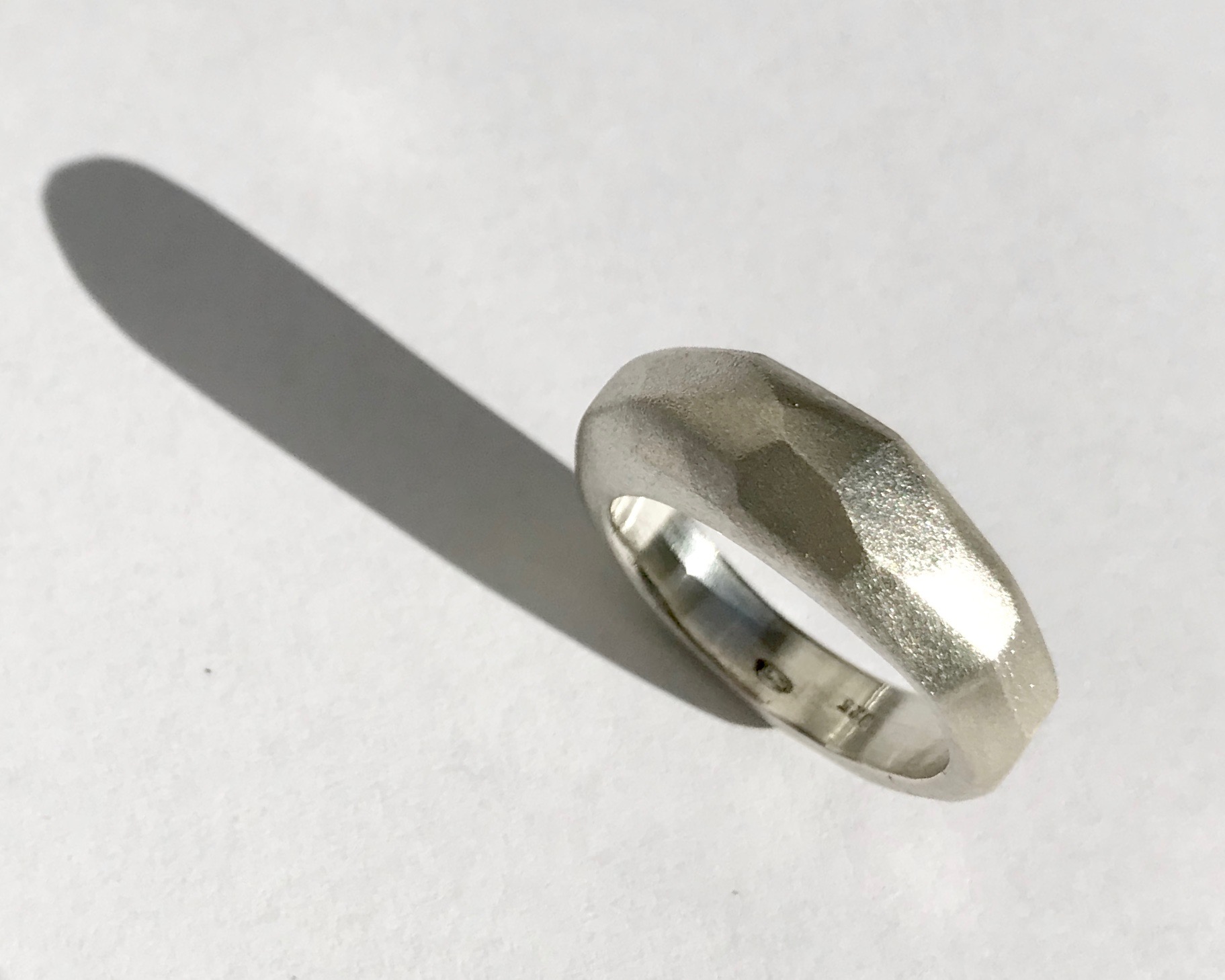 gfunkel.at Ein facettenreicher Ring in Silber mit mattierter OberflÃ¤che - ein Ergebnis des Wachsgusses. thumbnail